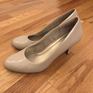 Comfort plus nude pumps